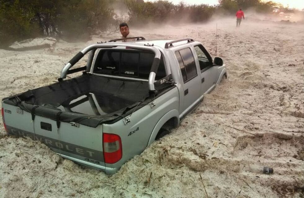 El día después de la pedrea en La Cruz: limpian caminos tapados por granizo