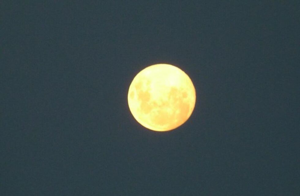 Así se vio la "Superluna de nieve" que iluminó a toda Argentina