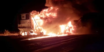 El semirremolque se consumió totalmente (25informa\u002Ecom)