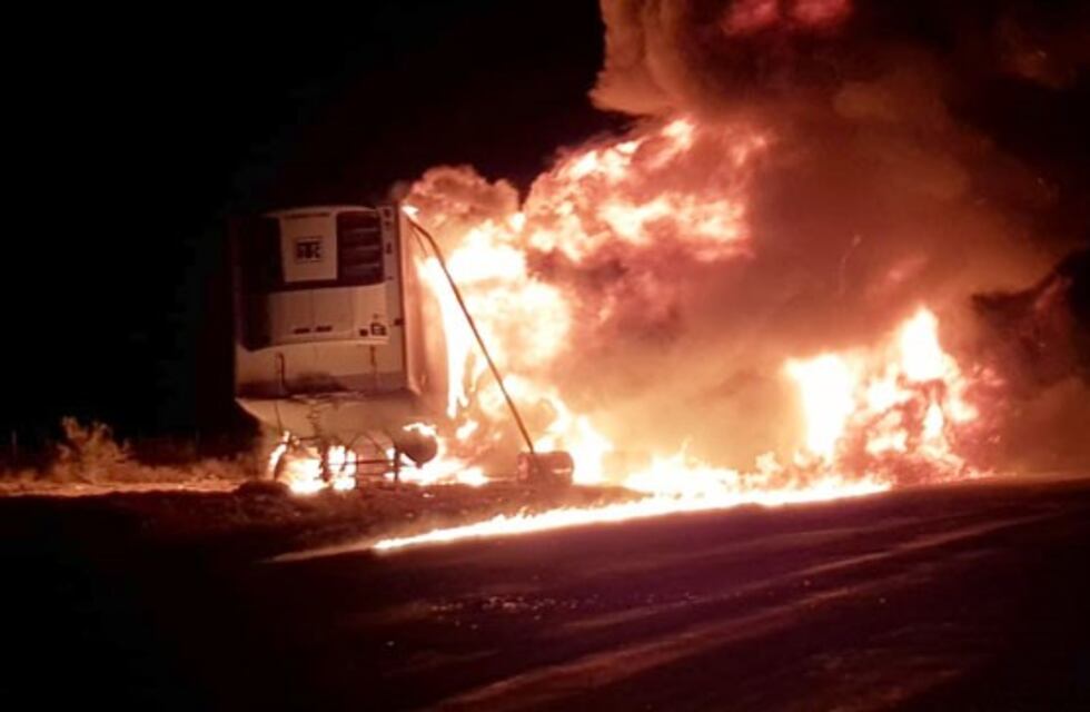 Cerca de 25 de Mayo se prendió fuego un camión con su conductor borracho