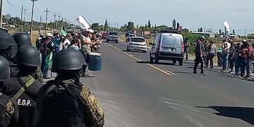 Docentes nucleados por ATE cortan los accesos a Rawson\u002E