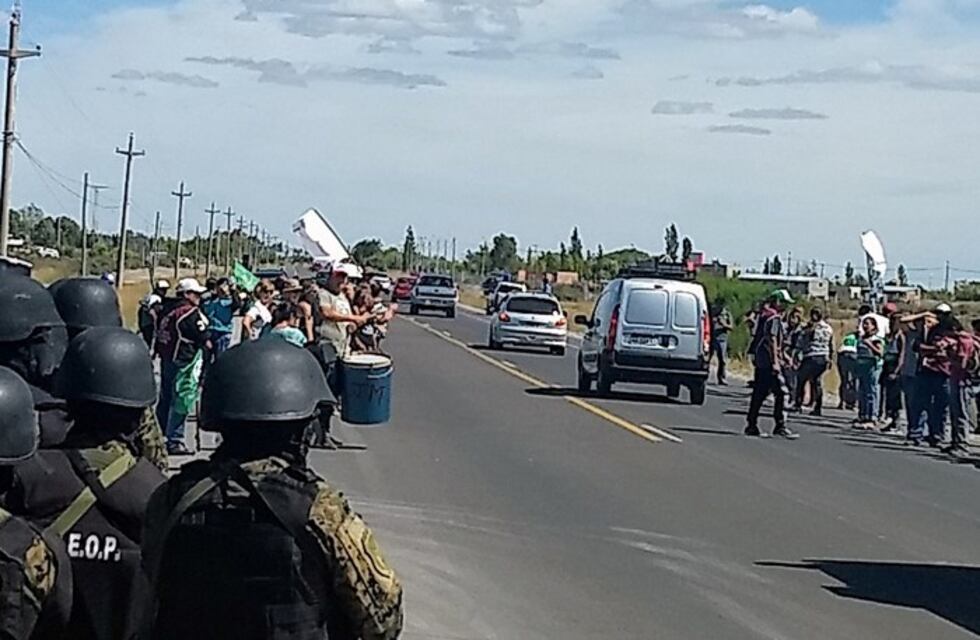 Docentes cortaron los accesos a Rawson en reclamo por las paritarias