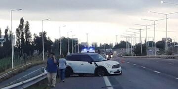 Accidente de un mini cooper en el acceso sur