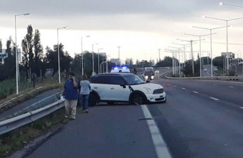 Un Mini Cooper complicó el tránsito en el Acceso Sur