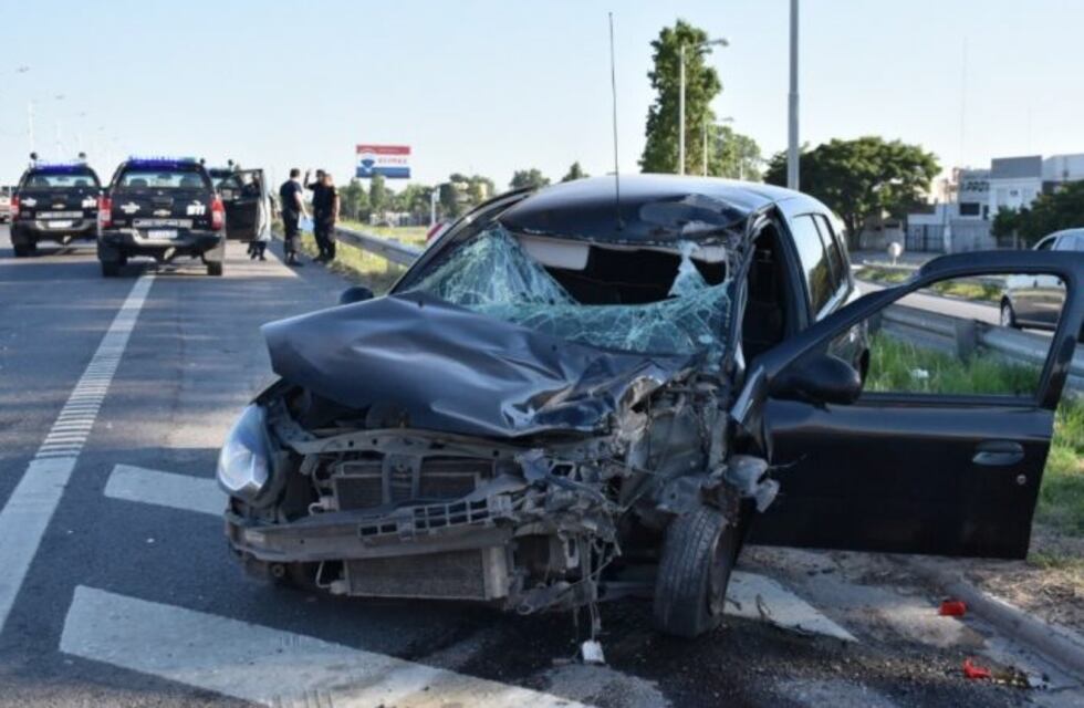 Auto quedó destruido tras un choque con un camión en Circunvalación y Eva Perón