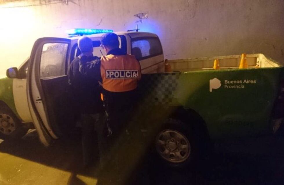 Intentaron por la fuerza subir una mujer al auto y la salvó los gritos