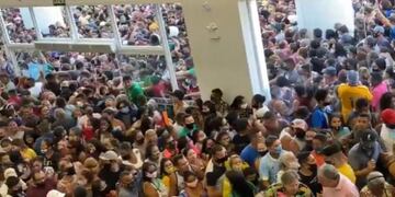 Impresionante multitud de gente en un shopping en Brasil (Web)