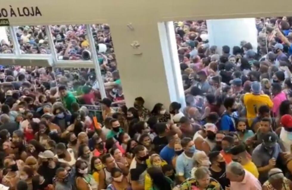 Escándalo en Brasil por una impresionante multitud de gente sin barbijo en un shopping