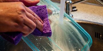 El truco que se volvió viral en TikTok por dejar los tuppers como nuevos. (Foto: Web)