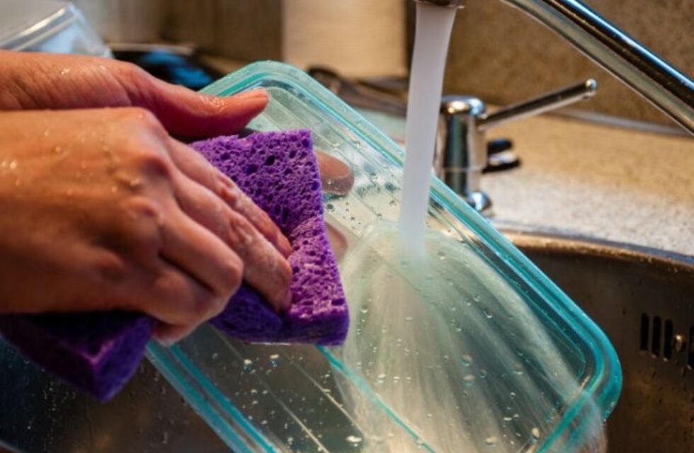 El truco que se volvió viral en TikTok por dejar los tuppers como nuevos