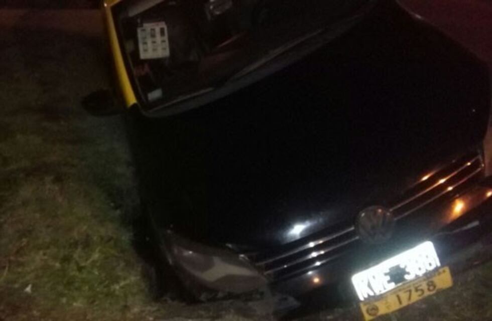 Un taxista quiso evitar ser asaltado y terminó en un zanjón