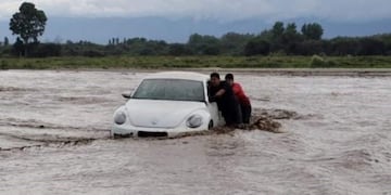 El auto y sus ocupantes fueron rescatados\u002E