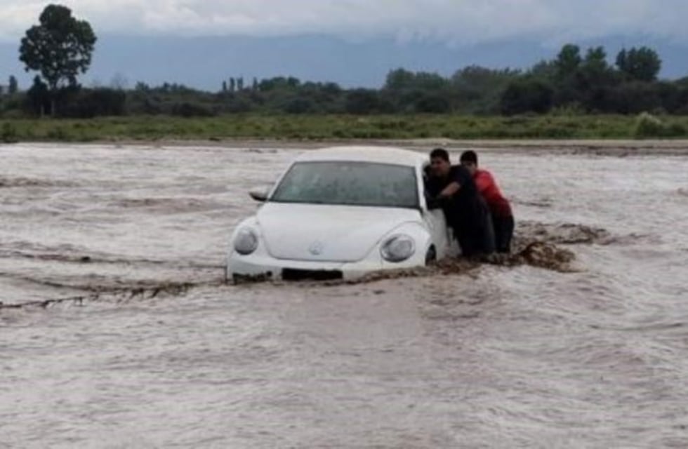 El temporal provocó una creciente, que arrastró un auto en Santa María