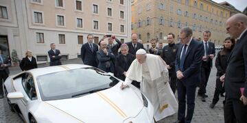 ¿Qué hace el Papa con un Lamborghini?