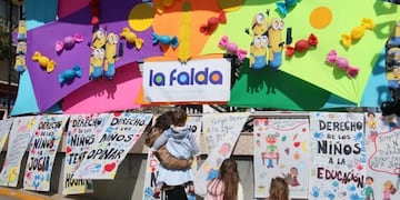 La ciudad que adornó sus calles para los más pequeños en su día\u002E Foto: Facebook / Municipalidad de La Falda)\u002E