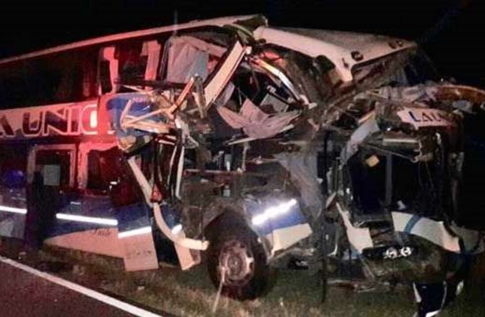 Tremendo choque de un colectivo mendocino contra un camión: hay 7 heridos