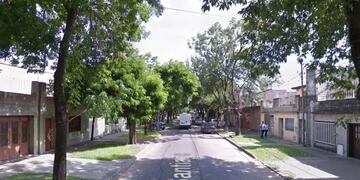 La víctima logró escapar de su cautiverio en una casa de calle Santiago al 3500 tras 22 años\u002E (Google Street View)