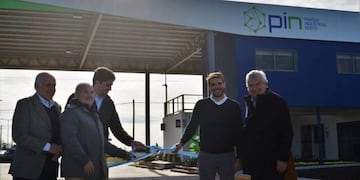 El intendente Manuel Passaglia junto a su padre en el corte de cintas\u002E (Flash 24)