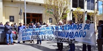 Retirados policiales reclaman por el pago de salarios en término