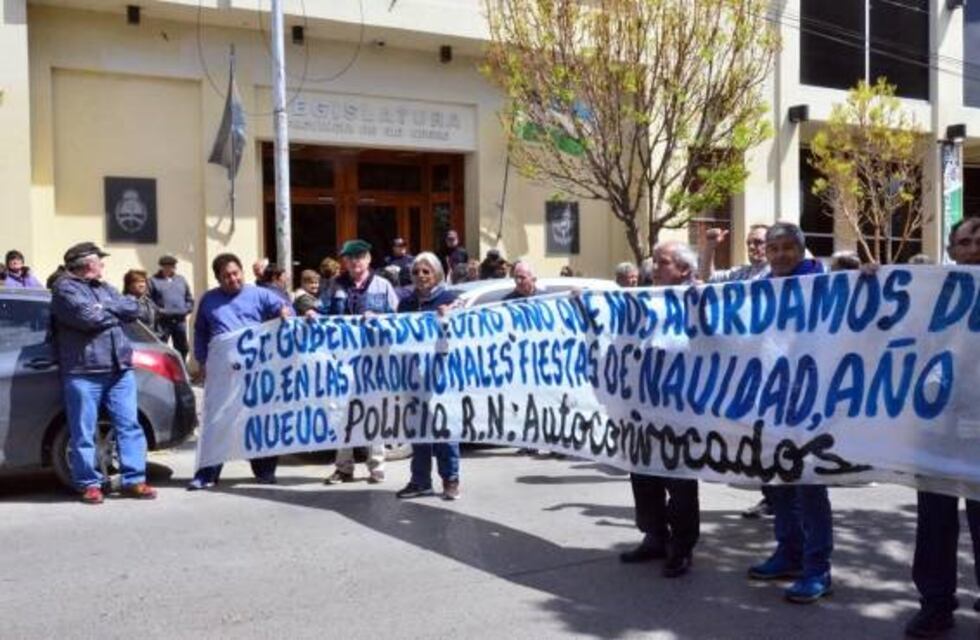 Empleados retirados y jubilados reclaman el pago del salario