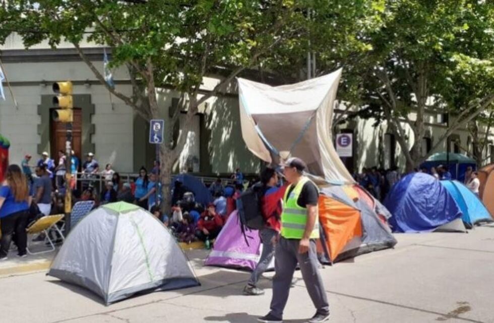 Organizaciones sociales protestan frente a casa de gobierno