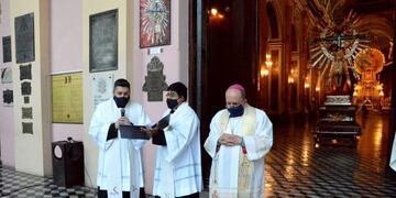 Los salteños se acercaron a orar frente a la Catedral tras un Milagro diferente (Facebook Catedral de Salta)