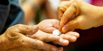 Eucaristía u hostia en la mano\u002E Iglesia católica\u002E