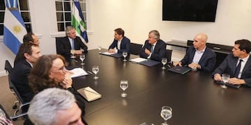 El presidente y los gobernadores durante la firma del acuerdo con el CAF (Presidencia)
