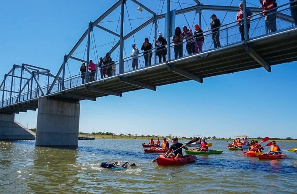 Es parapléjico y cruzó un lago a nado para solidarizarse con una nena con parálisis cerebral