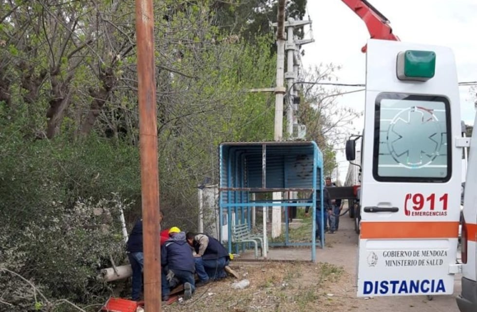 Se desplomó una columna y dos operarios cayeron desde lo alto