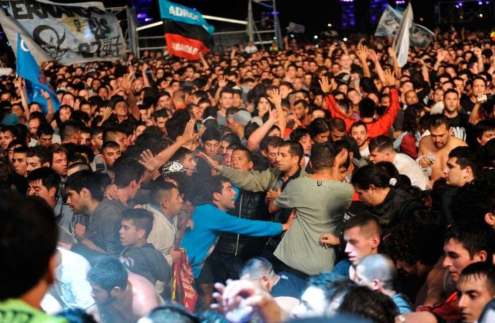 Fallecieron dos hombres y hay una mujer en "estado crítico" por la avalancha en el recital del Indio Solari en Olavarría