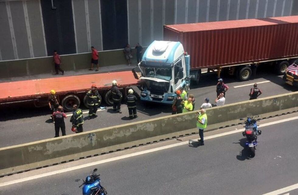 Un herido y corte del Paseo del Bajo por un choque entre cuatro camiones