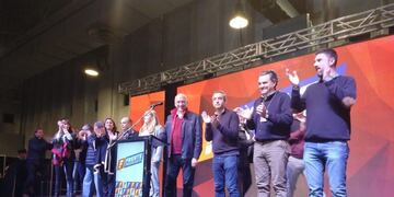 El ex mandatario se mostró en compañía de varios referentes del Frente Progresista\u002E (@pfornero)