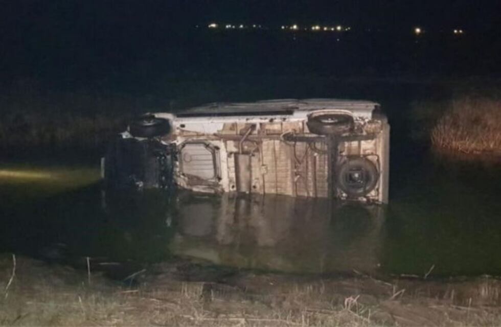 Pincén: perdió el control de su auto, se despistó y terminó en el agua