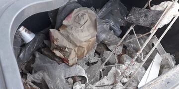 Contenedor con escombros\u002E