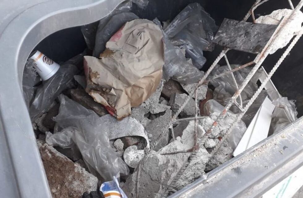 Intiman a una comerciante de Nueva Córdoba por arrojar escombros a los nuevos contenedores