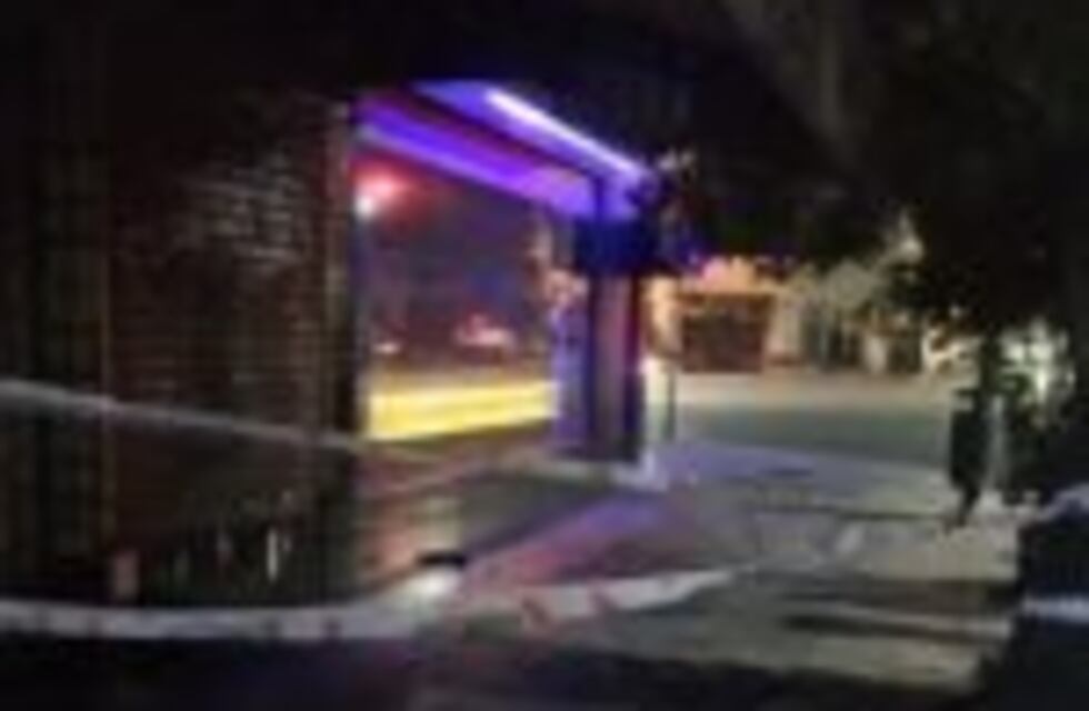 Dos motochorros asaltaron una peluquería en Parque Chacabuco y balearon a un policía y a un exprefecto