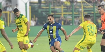 Fabián Rinaudo fue titular en el encuentro entre Defensa y Justicia y Rosario Central\u002E (@carcoficial)