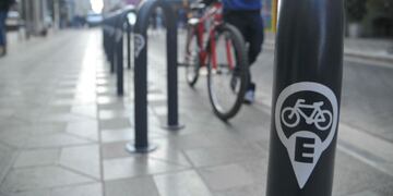 Los primeros estacionamientos para “atar” la bici ya se instalaron en Deán Funes al 200\u002E