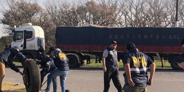 Los atraparon con decenas de panes de droga en la rueda de un camión (PFA)