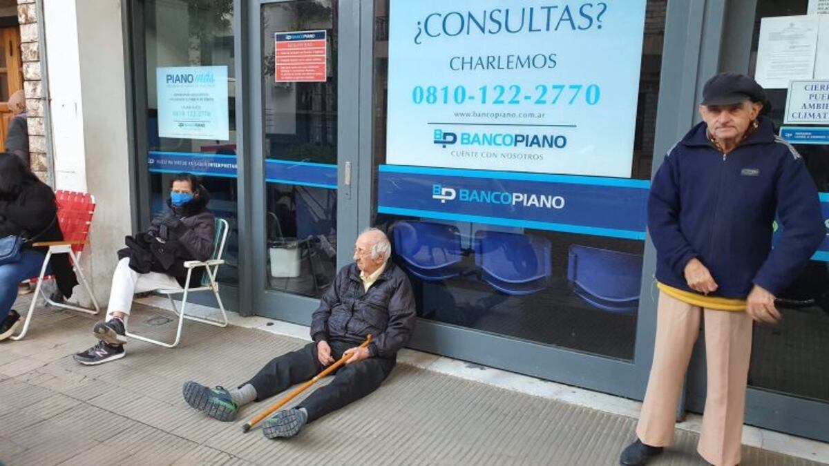 A pesar de las recomendaciones este viernes hubo gran aglomeración de personas en la puertas de los bancos que abrieron para pagar jubilaciones y asignaciones\u002E (@gayosofede)