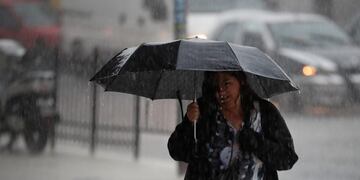 AME1030\u002E BUENOS AIRES (ARGENTINA), 20/12/2018\u002E- Una mujer camina durante una intensa lluvia hoy, en la ciudad de Buenos Aires (Argentina)\u002E EFE/Juan Ignacio Roncoroni buenos aires  mal tiempo lluvias torrenciales en la ciudad barrios inundados inundaciones tormenta lluvia zonas adnegadas por la fuerte caida de agua