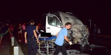 La combi impactó de frente contra un colectivo de larga distancia\u002E (Foto: tumercedes\u002Ecom)