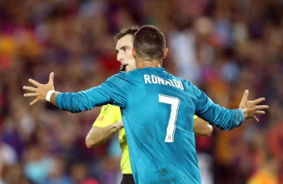 Durísima sanción a Cristiano Ronaldo por el empujón al árbitro en el Camp Nou