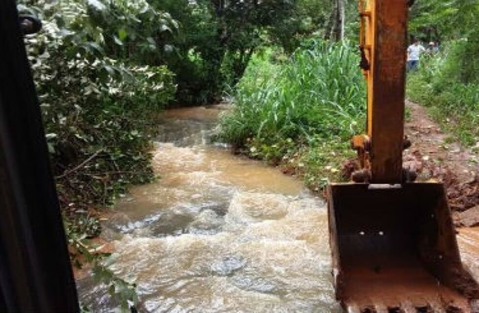 Limpian el cauce del Panambí en Iguazú para evitar inundaciones