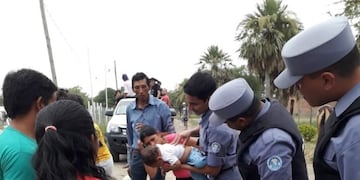 Un oficial de la policía de Formosa le salvó la vida a un bebé que se asfixiaba