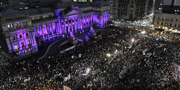 Miles de personas se concentraron el 3 de junio de 2015, en los alrededores de la plaza del Congreso argentino en Buenos Aires durante una manifestación bajo el lema \