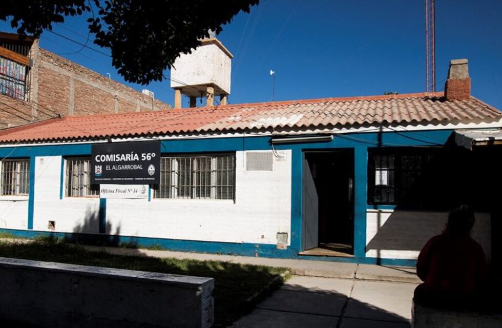 Golpearon a una mujer policía y se escaparon de una comisaría de Las Heras