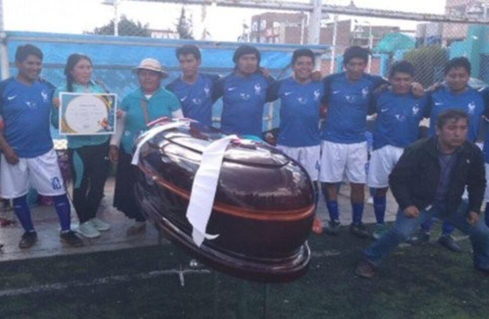 Insólito: un campeonato de fútbol en Perú ofrece ataúdes como premios