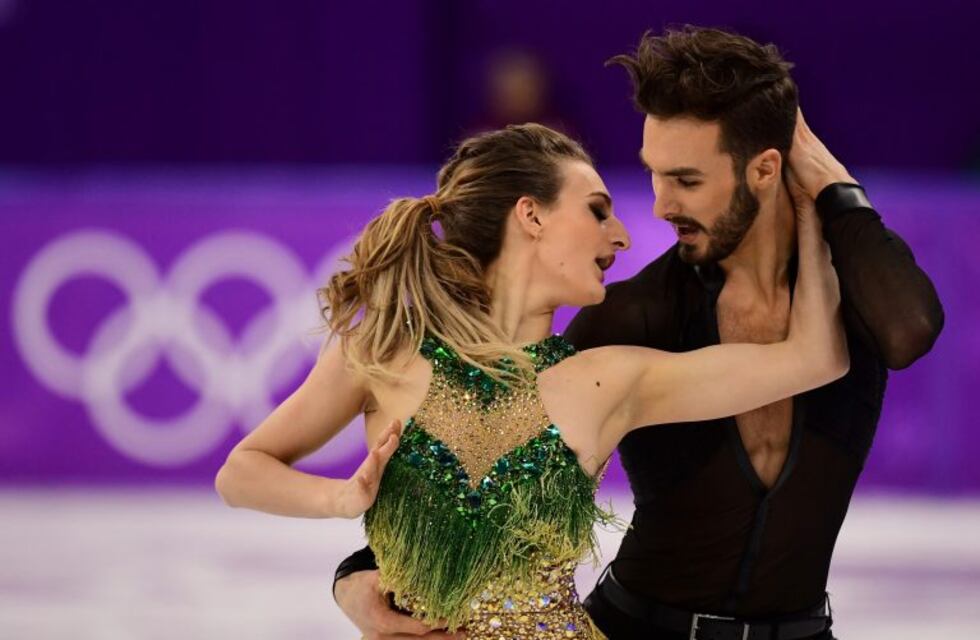 A una patinadora se le corrió el vestido y dejó a la vista uno de sus senos